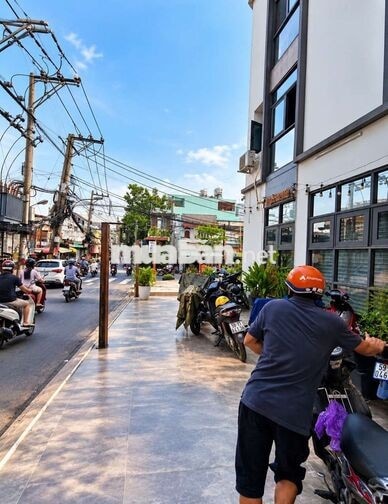 MBKD Góc ngã tư, ngay Lương Minh Nguyệt.