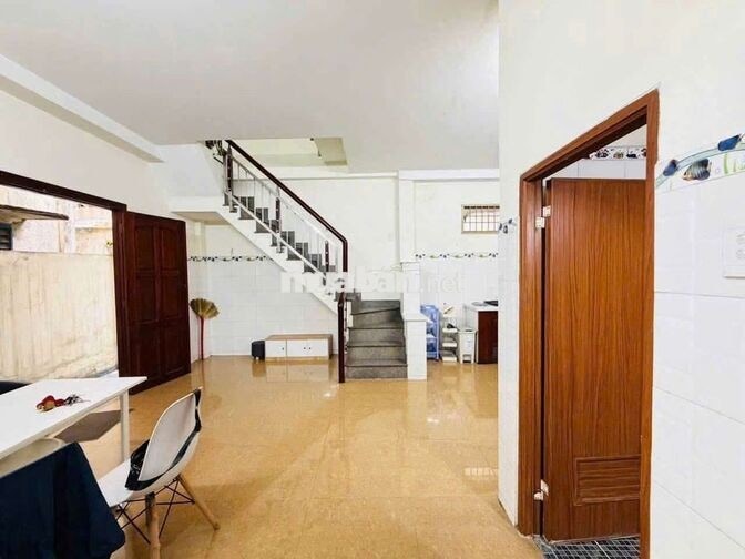 CHO THUÊ NHÀ ĐỐI DIỆN VINCOM THỦ ĐỨC. NGANG 10 MÉT, 1TRỆT 1LẦU 2PN 2WC