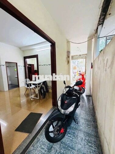 CHO THUÊ NHÀ ĐỐI DIỆN VINCOM THỦ ĐỨC. NGANG 10 MÉT, 1TRỆT 1LẦU 2PN 2WC