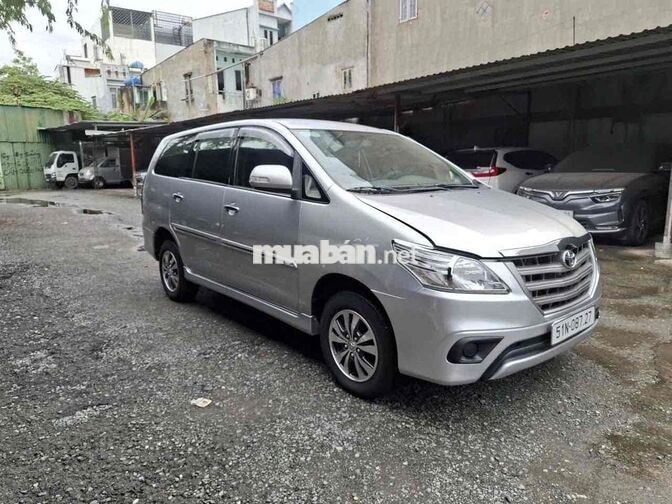 Toyota Innova 8 chỗ Số sàn Xăng Bạc