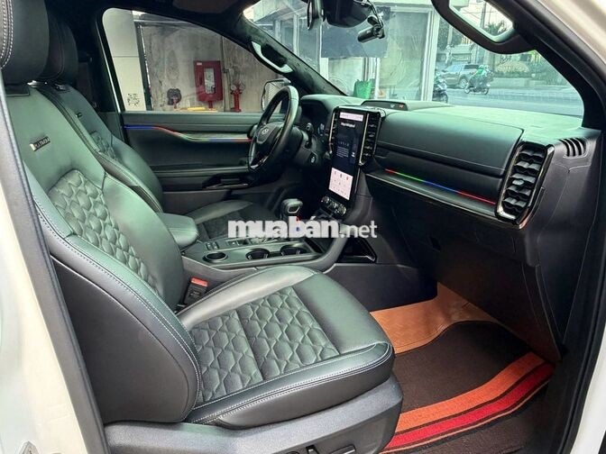 Ford Everest Platinum 2026 Trắng 13.000 km