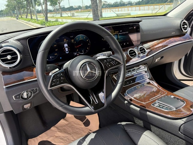 Bán xe Mercedes-Benz E200 Exclusive, còn bảo hành chính hãng 