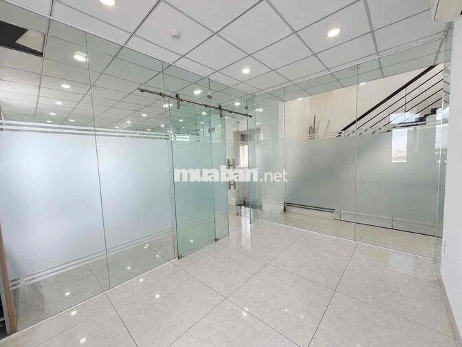 văn phòng 110m2 ngăn kính máy lạnh sẵn tại Vạn Phúc City