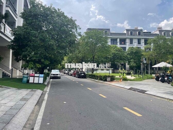 văn phòng 110m2 ngăn kính máy lạnh sẵn tại Vạn Phúc City