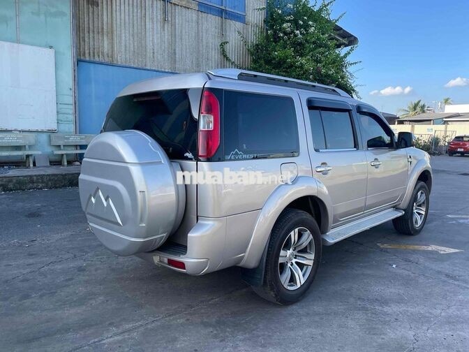 Ford Everest 7 chỗ Tự động Dầu Vàng cát