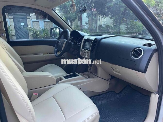 Ford Everest 7 chỗ Tự động Dầu Vàng cát