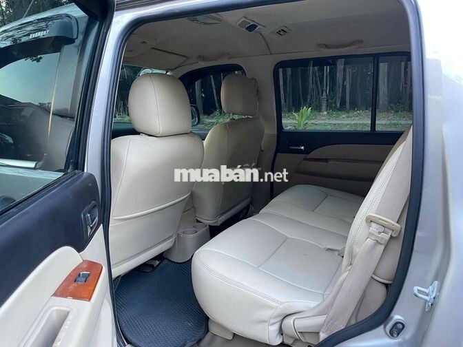 Ford Everest 7 chỗ Tự động Dầu Vàng cát