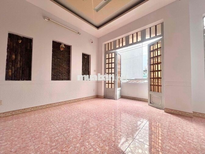 Studio ban công, không nội thất giá rẻ, thoáng mát, nhà đang set up