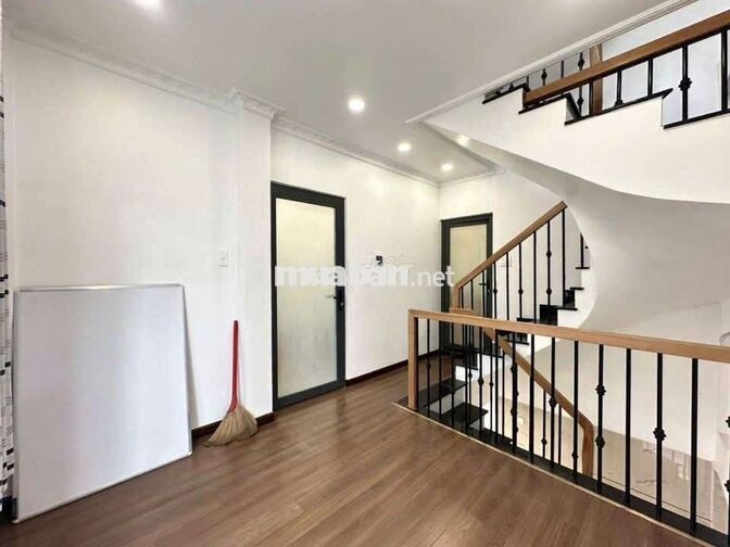 nhà mặt tiền hẻm 6 x 8 có 5pn 5wc có sẵn máy lạnh