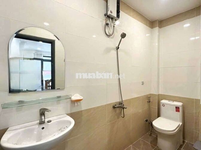 nhà mặt tiền hẻm 6 x 8 có 5pn 5wc có sẵn máy lạnh