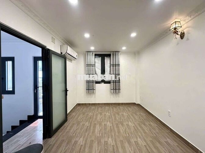 nhà mặt tiền hẻm 6 x 8 có 5pn 5wc có sẵn máy lạnh