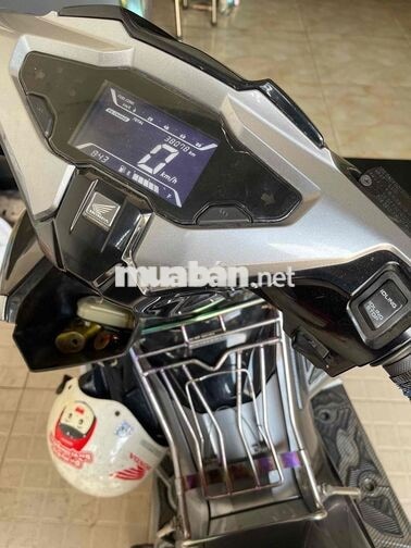Xe Honda Air Blade 2022 Xám gia đình đang đi