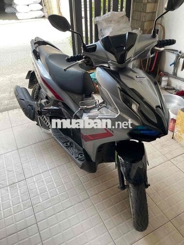 Xe Honda Air Blade 2022 Xám gia đình đang đi