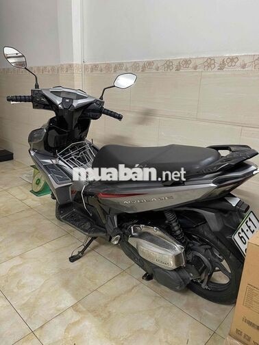 Xe Honda Air Blade 2022 Xám gia đình đang đi