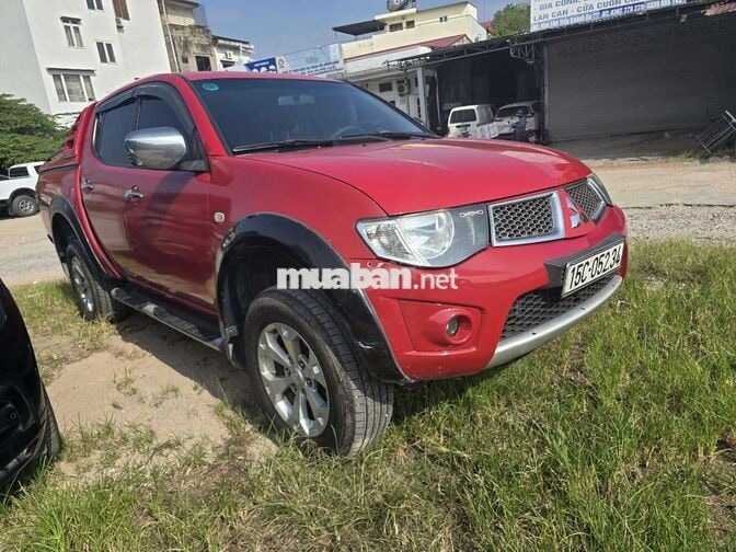 Mitsubishi Triton Tự động Dầu Đỏ