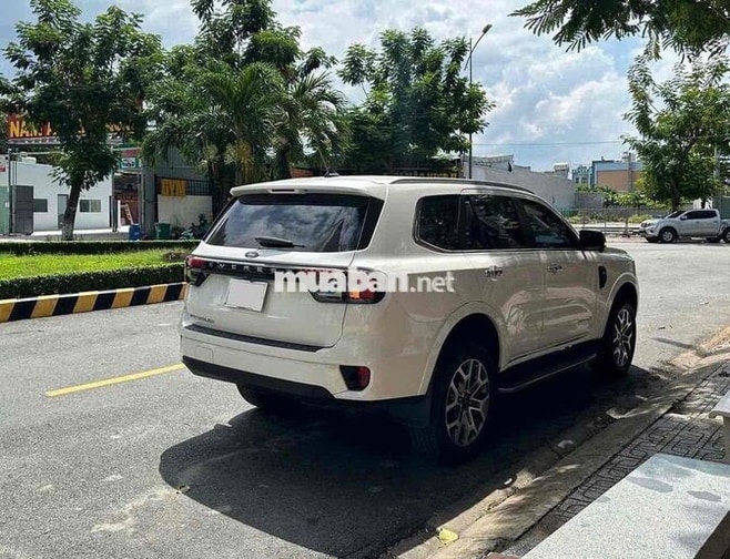 Ford Everest Titanium 2023 4x2 27000 km Trắng