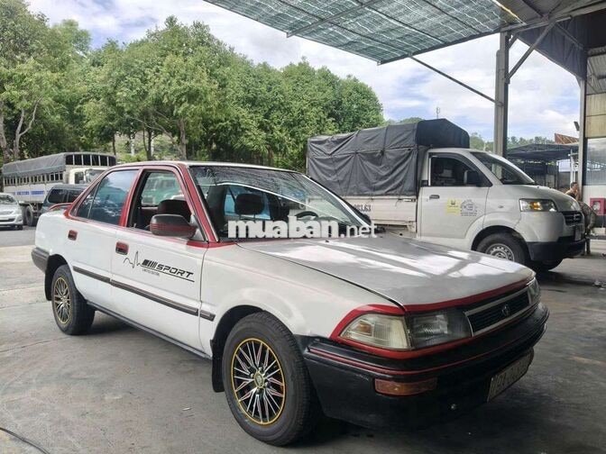 Toyota Corolla Xe cổ màu Trắng, Đỏ