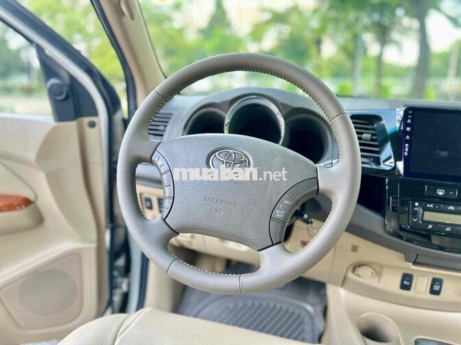 Toyota Fortuner 2010 V 4x4 Bạc