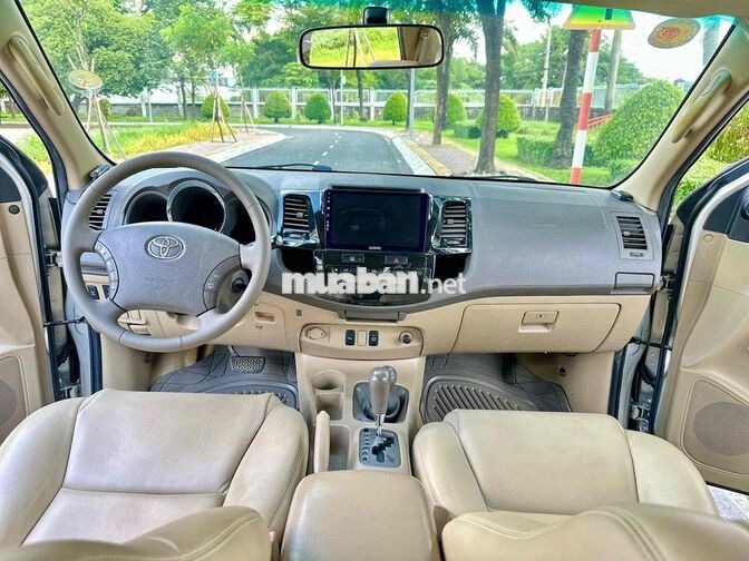 Toyota Fortuner 2010 V 4x4 Bạc