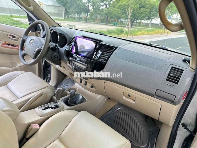 Toyota Fortuner 2010 V 4x4 Bạc