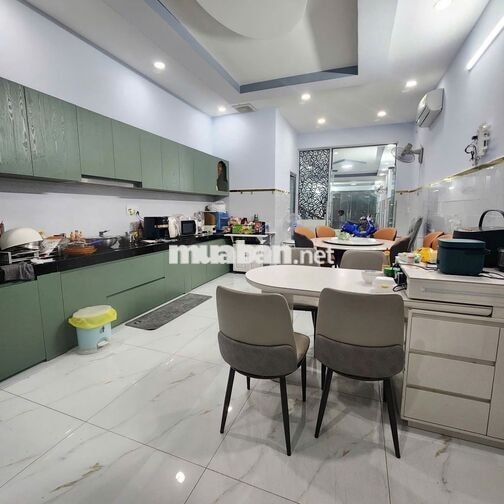 Cho thuê nhà mặt tiền Hoàng Văn Thụ, 4m x 30m, 4pn5wc