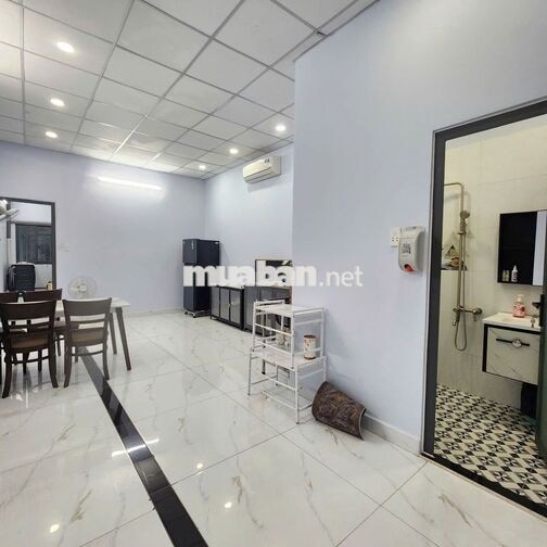 Cho thuê nhà mặt tiền Hoàng Văn Thụ, 4m x 30m, 4pn5wc