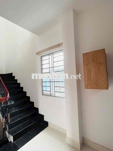 NHÀ MẶT TIỀN RỘNG ( SÂN ĐẬU 2 XE HƠI ) TRỆT 2 LẦU 4PN 4WC. MÁY LẠNH
