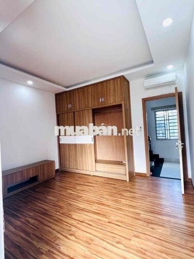 NHÀ MẶT TIỀN RỘNG ( SÂN ĐẬU 2 XE HƠI ) TRỆT 2 LẦU 4PN 4WC. MÁY LẠNH