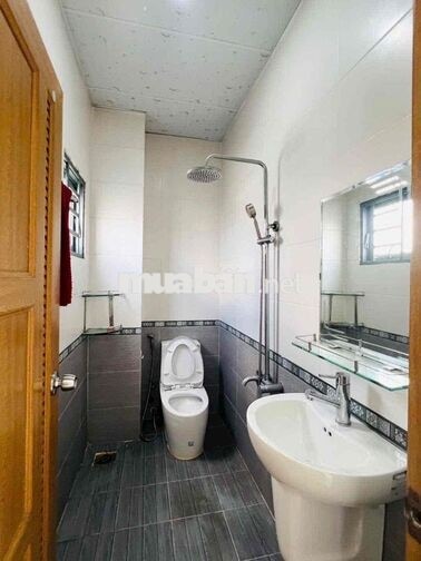 NHÀ MẶT TIỀN RỘNG ( SÂN ĐẬU 2 XE HƠI ) TRỆT 2 LẦU 4PN 4WC. MÁY LẠNH