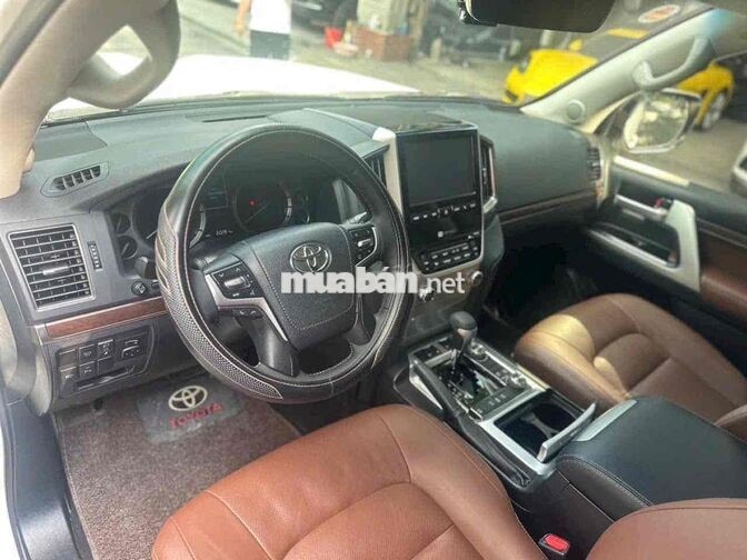 Toyota Land Cruiser LC200 2020 Trắng