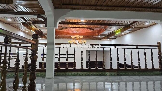 Nhà mặt tiền Kinh Doanh , Buôn Bán. Nhà gỗ xịn xò...