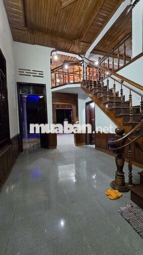 Nhà mặt tiền Kinh Doanh , Buôn Bán. Nhà gỗ xịn xò...