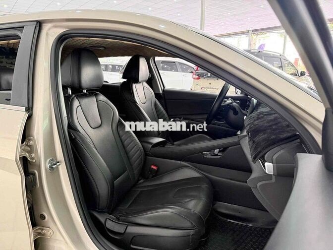 Hyundai Elantra 1.6AT Đặc biệt 2022 Vàng cát