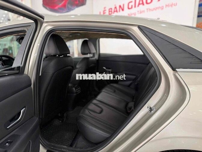 Hyundai Elantra 1.6AT Đặc biệt 2022 Vàng cát