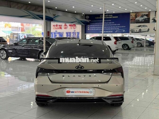Hyundai Elantra 1.6AT Đặc biệt 2022 Vàng cát