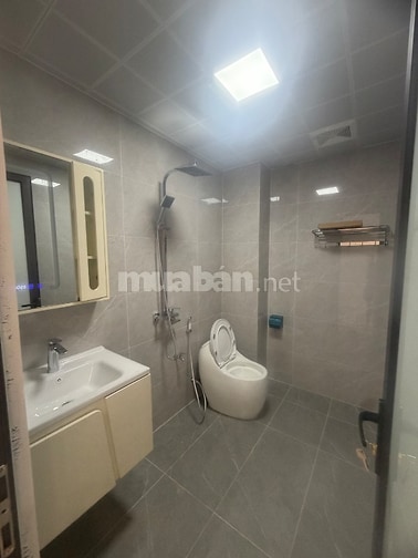 CC bán nhà mặt phố nguyễn văn cừ ( mặt đường dưới, phía cột 3. phường 