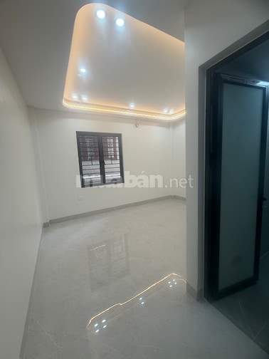 CC bán nhà mặt phố nguyễn văn cừ ( mặt đường dưới, phía cột 3. phường 