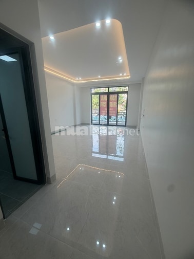 CC bán nhà mặt phố nguyễn văn cừ ( mặt đường dưới, phía cột 3. phường 