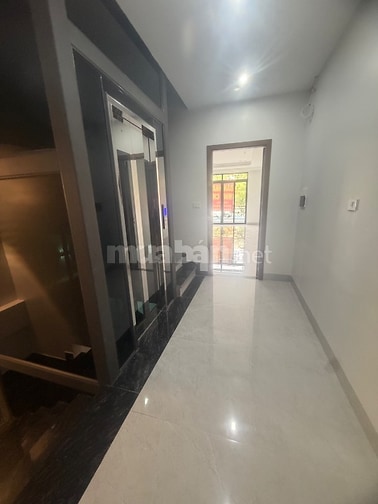 CC bán nhà mặt phố nguyễn văn cừ ( mặt đường dưới, phía cột 3. phường 