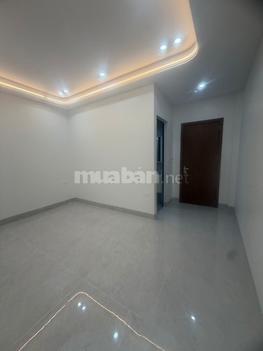 CC bán nhà mặt phố nguyễn văn cừ ( mặt đường dưới, phía cột 3. phường 