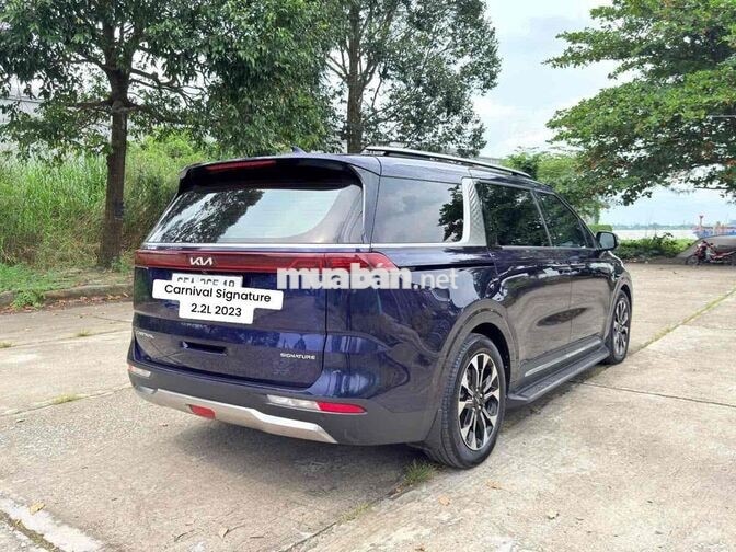 Kia Carnival Signature 2.2L 2023 Xanh