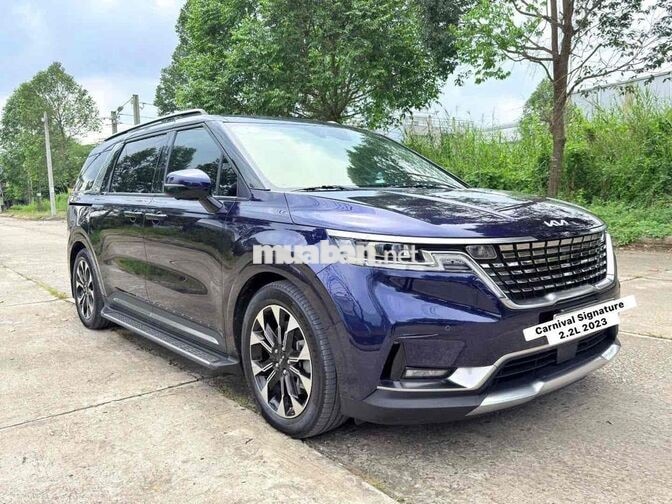 Kia Carnival Signature 2.2L 2023 Xanh