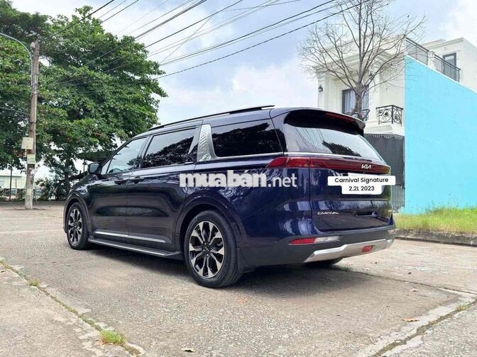 Kia Carnival Signature 2.2L 2023 Xanh