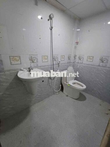 Cho thuê nhà 1 trệt 2 lầu, đường CMT8 P10 Quận 3