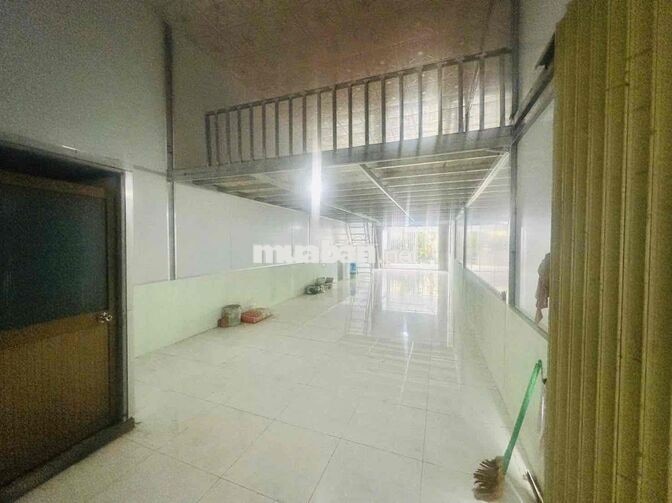 KHO NỀN GẠCH MEN ( GẦN NGÃ TƯ GA ) GÁC LỬNG. SÂN RỘNG