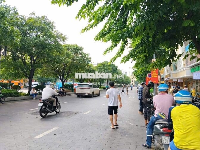 MB - Phố đị bộ Nguyễn Huệ Quận 1