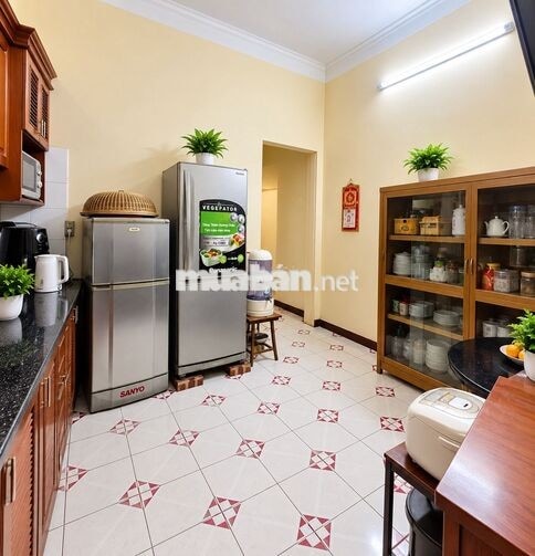 Bán nhà Lạc Long Quân, Tây Hồ 46m2, ngõ thông, gần ô tô, nhỉnh 11 tỷ