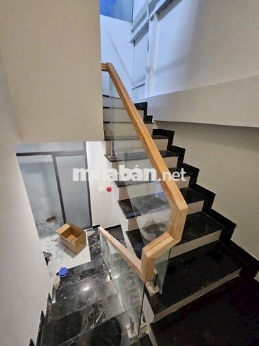 Cho thuê toà nhà Quận 1 - 70tr có thang máy hiện đại