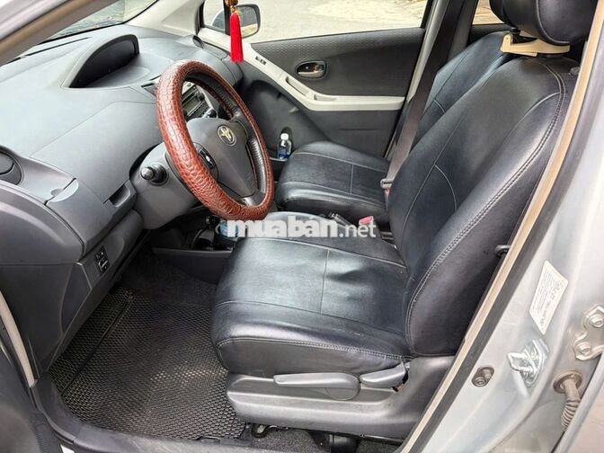 Toyota Yaris Hatchback 2010 Tự động Bạc