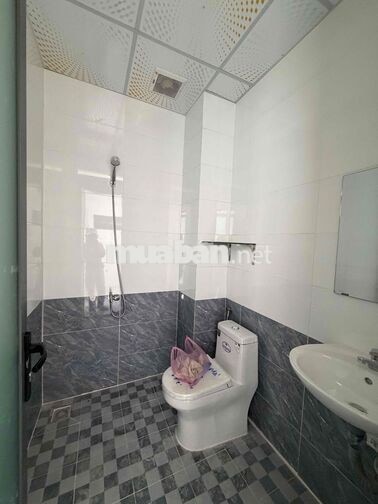 Cho thuê nhà sân đậu ô tô bà điêm
